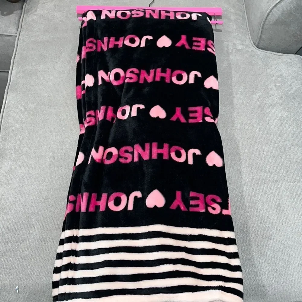 Nwt Betsey Johnson ultra soft plush throw 127 cmx 152cm( 50x60 in) throw